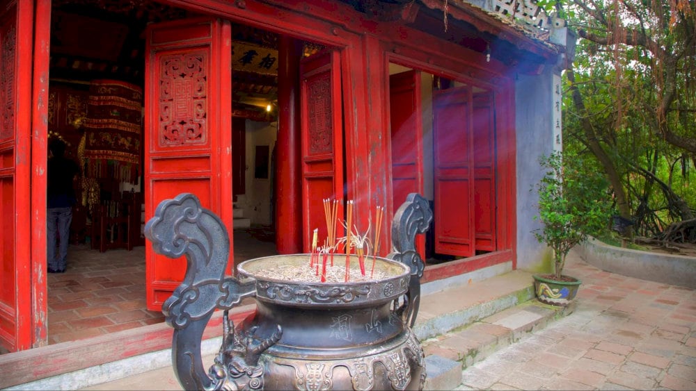 Pilgrims can burn incense at the incense burner and pray for peace and luck for themselves and their families